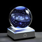LumiSphere - 3D Gegraveerde Zonnestelsel Kristallen Bol met LED Voetstuk
