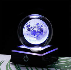 LumiSphere - 3D Gegraveerde Zonnestelsel Kristallen Bol met LED Voetstuk
