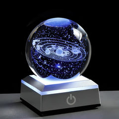 LumiSphere - 3D Gegraveerde Zonnestelsel Kristallen Bol met LED Voetstuk