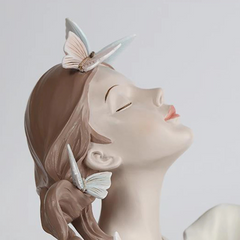 Belle Vaas – Artistieke Keramische Bloemenvaas met Meisjesfiguur