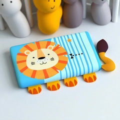 LionHug - Kinderkussen met Friemeldetails en Leeuw Design