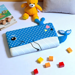 WhaleDots - Kinderkussen met Friemeldetails en Blauwe Walvis Design