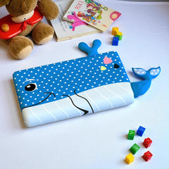 WhaleDots - Kinderkussen met Friemeldetails en Blauwe Walvis Design