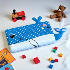 WhaleDots - Kinderkussen met Friemeldetails en Blauwe Walvis Design