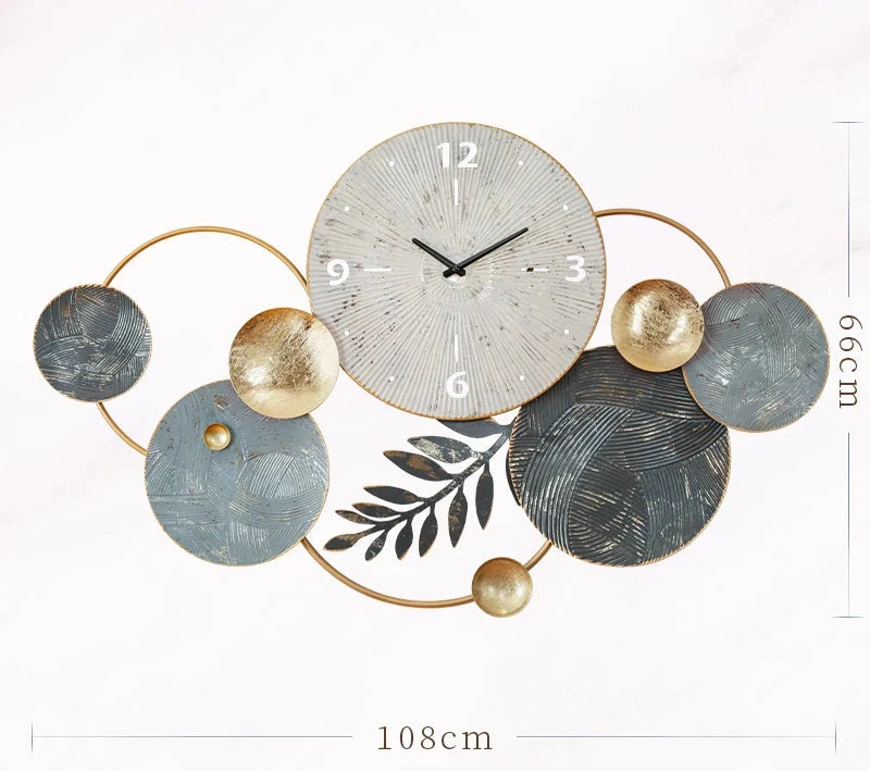 ChronoSphere – Nordische Metalen Wandklok met Stille Secondewijzer