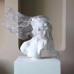 LuxeAura - Gouden Sluier Meisjessculptuur