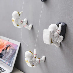 CosmoCharm - Moderne Astronaut Hars Wanddecoratie