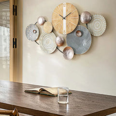 ChronoSphere – Nordische Metalen Wandklok met Stille Secondewijzer