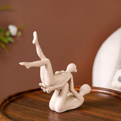 Elevate - Elegante Gymnastische Resin Sculptuur